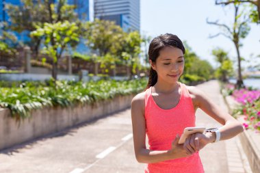 Giyilebilir akıllı izle kullanan spor kadın