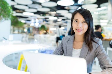 dizüstü bilgisayar kullanan iş kadını