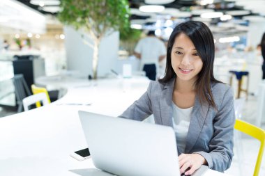 Dizüstü bilgisayarda çalışan iş kadını