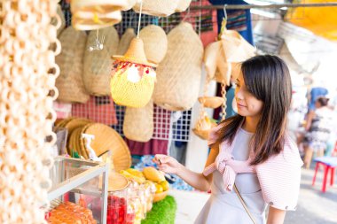 Bangkok hafta sonu pazarda alışveriş kadın