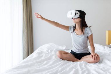 Sanal gerçeklik aygıtıyla izlerken kadın