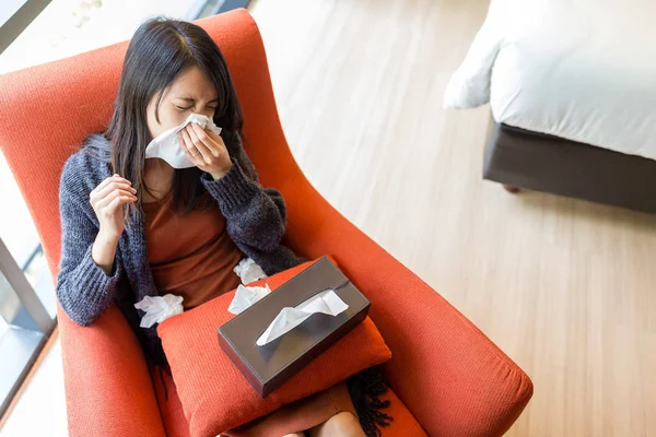 Mujer sintiéndose enferma en casa — Foto de Stock