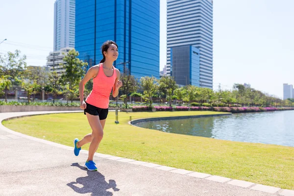 Mujer corriendo en Bangkok City — Foto de Stock