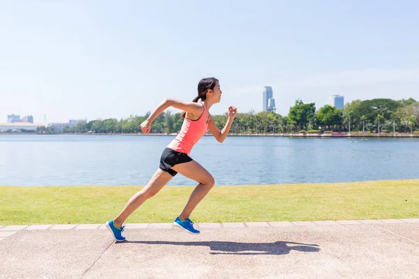 Donna che corre a città di parco — Foto Stock