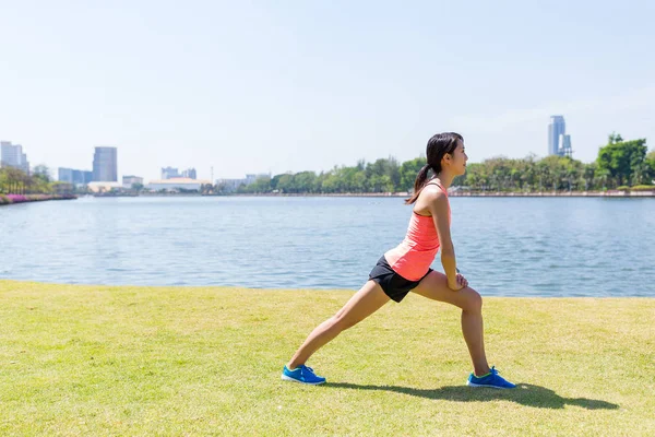 Fitness žena běžec protahovací nohy před spuštění — Stock fotografie