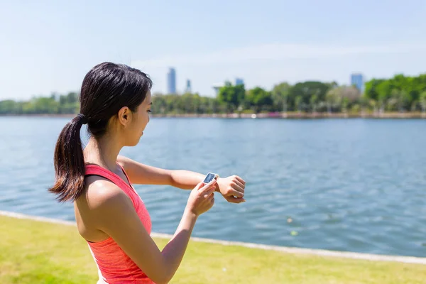 Sport kvinna använder smart Watch-klocka — Stockfoto