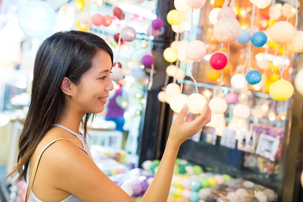 Donna shopping al mercato del fine settimana — Foto Stock