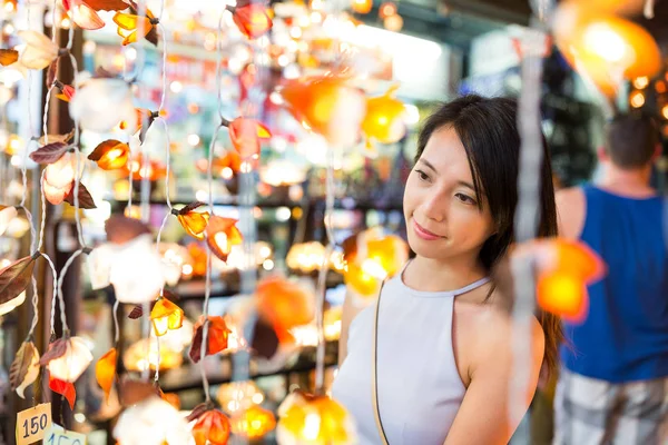 Mulher fazendo compras no mercado de Bangkok — Fotografia de Stock