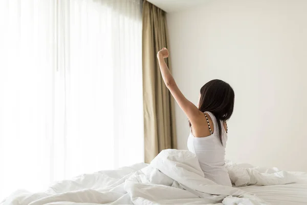 La mujer se despierta por la mañana. — Foto de Stock