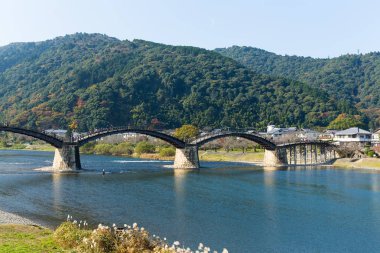 Japonya ahşap kemerli Kintai köprü