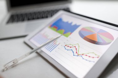 Grafik göstermek için dijital tablet bilgisayar