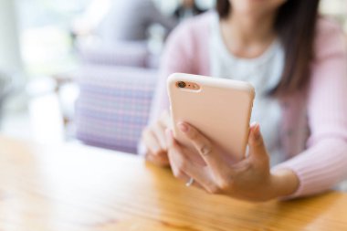 Cep telefonundan mesaj gönderen kadın