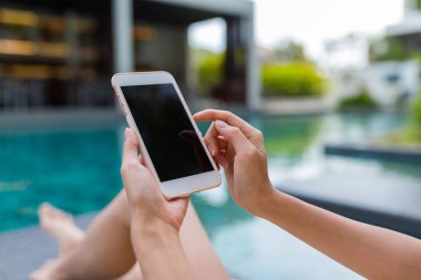 Yüzme Havuzu üzerinde cep telefonu kullanan kadın