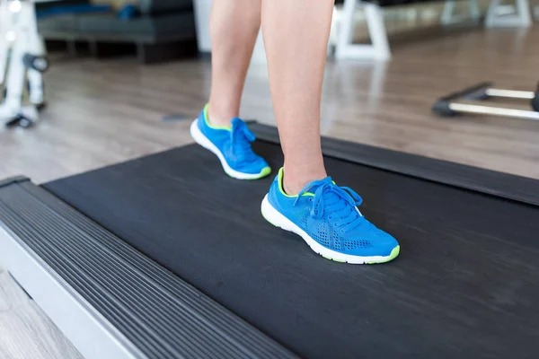 Donna che corre sul tapis roulant in palestra — Foto Stock