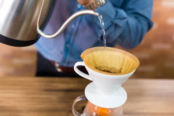 Barista haciendo un café con goteo — Foto de Stock