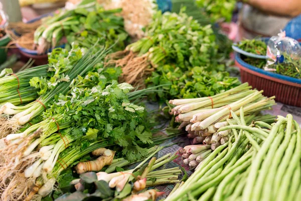 Färska grönsaker på marknaden — Stockfoto