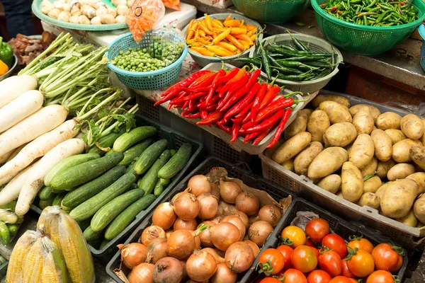 Obst und Gemüse auf einem Bauernmarkt — Stockfoto