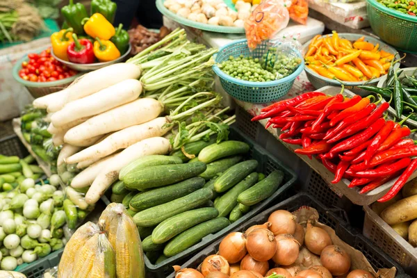 Fruits and vegetables at a farmers market — Stock Photo, Image