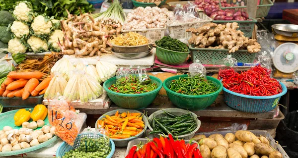 Marché de rue avec légumes variés — Photo