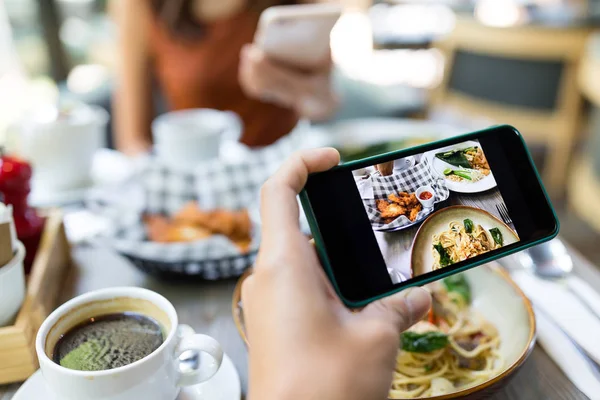 Mensen met behulp van de mobiele telefoon om foto te nemen — Stockfoto