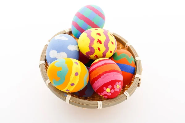 在篮子里的色彩缤纷复活节彩蛋。 — 图库照片