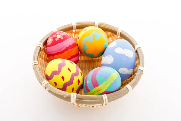 在篮子里的手工制作复活节彩蛋。 — 图库照片