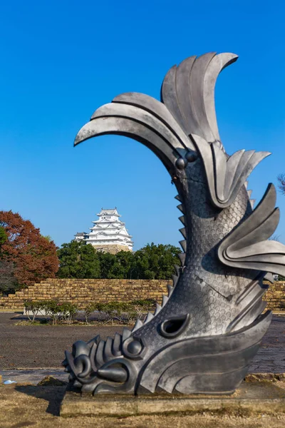 Château Himeji et statue de Shachihoko — Photo