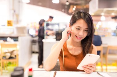 restoranda cep telefonu kullanan kadın