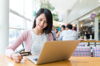 Online fatura ödemek için dizüstü bilgisayar kullanan kadın