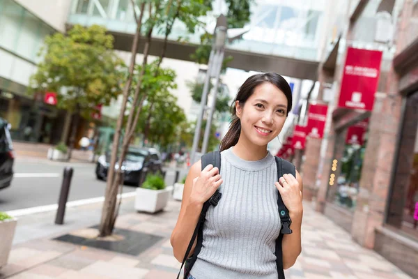 Frau in der Stadt Fukuoka unterwegs — Stockfoto