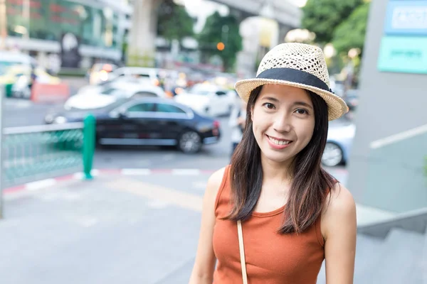 Kvinna som reser i Bangkok — Stockfoto