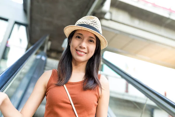 Frau geht Bangkok auf Reisen — Stockfoto