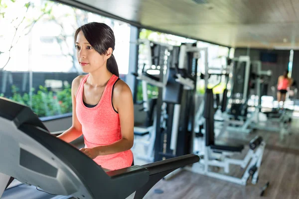 Entraînement de femme en salle de gym — Photo