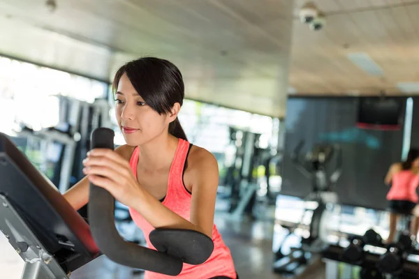 Donna in bicicletta in palestra — Foto Stock