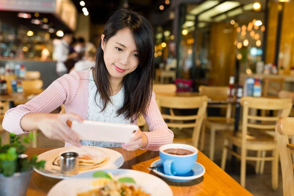 Femme prenant une photo sur son plat avant de manger — Photo