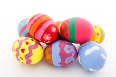 Beyaz arka planda paskalya yumurtaları