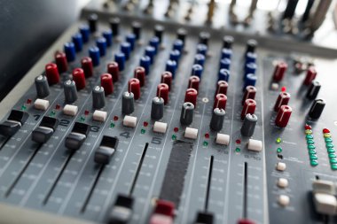Audio mixer birimde ekolayzır 
