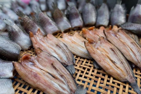Сушеная рыба на мокром рынке — стоковое фото