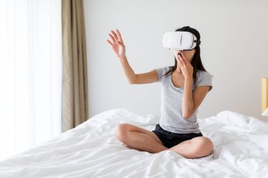 VR aygıtı kullanan kadın