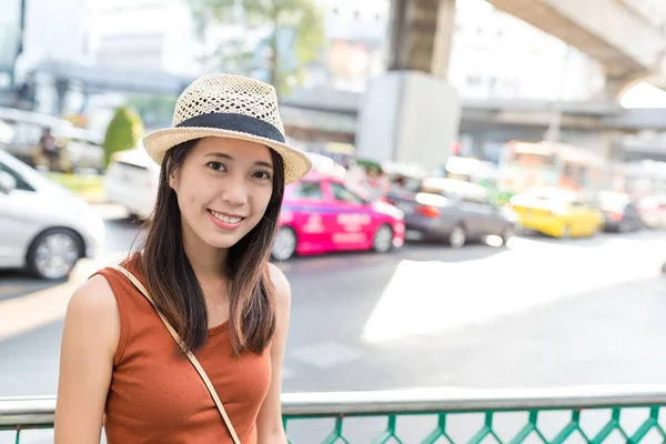 Kvinna på gatan i Bangkok — Stockfoto