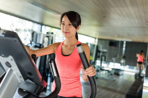 Eliptik makinede eğitim kadın