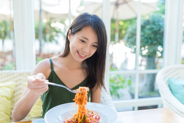 여자는 레스토랑에서 그녀의 스파게티를 즐길 수 — 스톡 사진