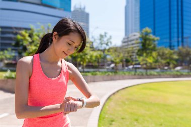 Akıllı izle kullanan kadın