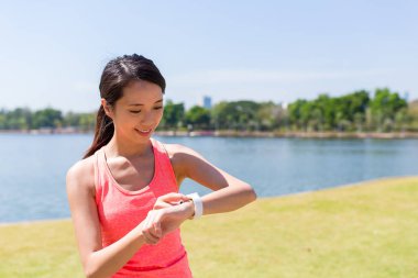 Akıllı Saat Açık Parkı'nda kullanan kadın