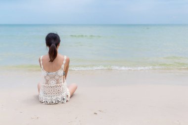 Kadın kum plaj rahatlatıcı