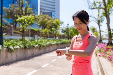 Akıllı izlemek için çalışan kullanan kadın 