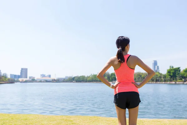 Mujer asiática en parque de la ciudad — Foto de Stock