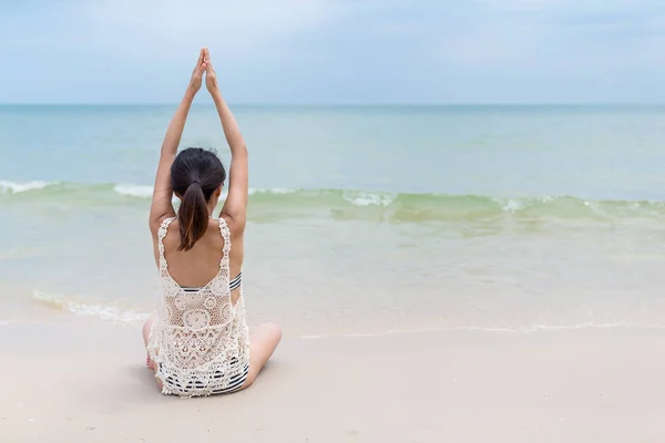 Žena, která dělá jógu na pláži s pískem — Stock fotografie