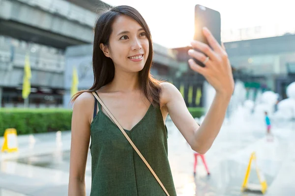 Frau macht Selfie mit Handy — Stockfoto