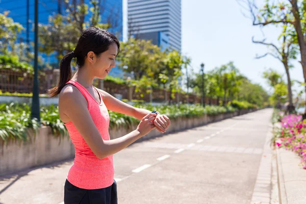 Kvinna med smart Watch-klocka för löpning — Stockfoto